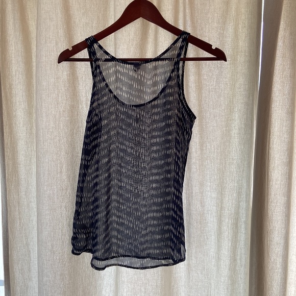 Translucent old navy shirt - Picture 2 of 3